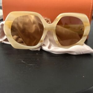 Women’s Oversized Cream Square Sunglasses - Stylish Sun Protection tory burch